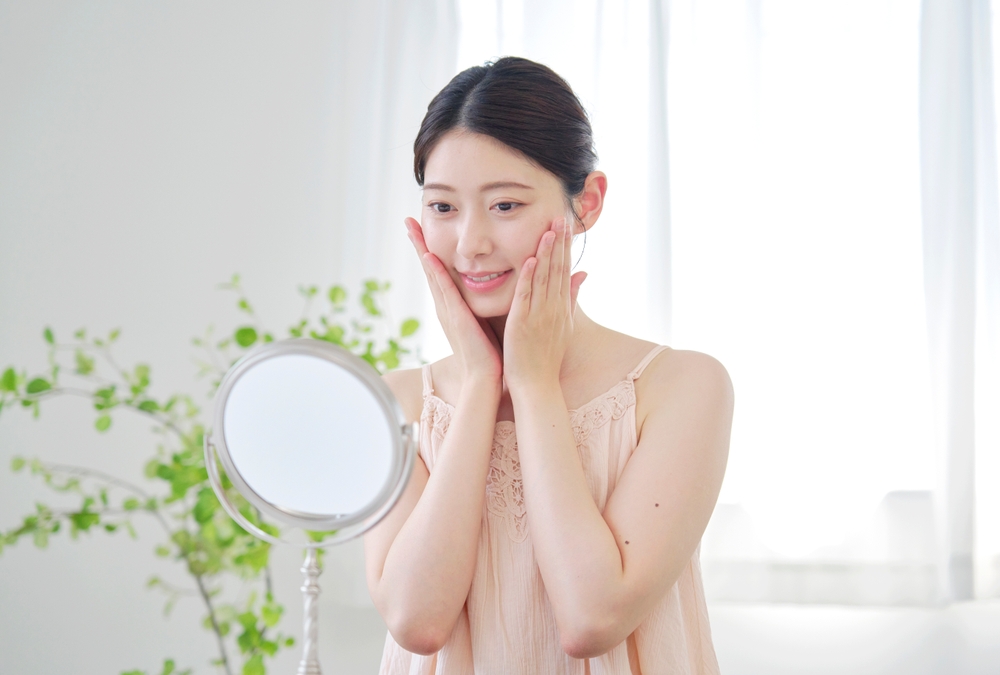 ベースメイクを密着させるには？くずれにくい美肌を叶えるポイントを解説