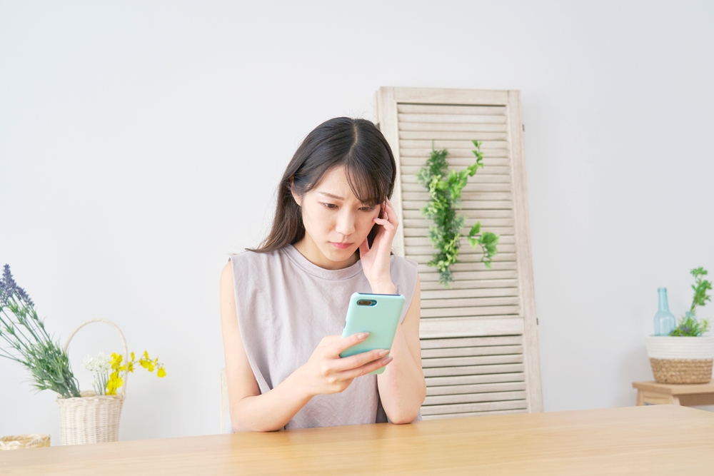 デジタル疲労・SNS疲れが肌あれの原因に？スマホストレスが肌にあたえる影響と対策