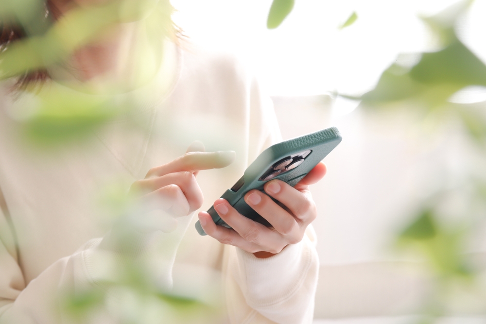 デジタル疲労・SNS疲れが肌あれの原因に？スマホストレスが肌にあたえる影響と対策