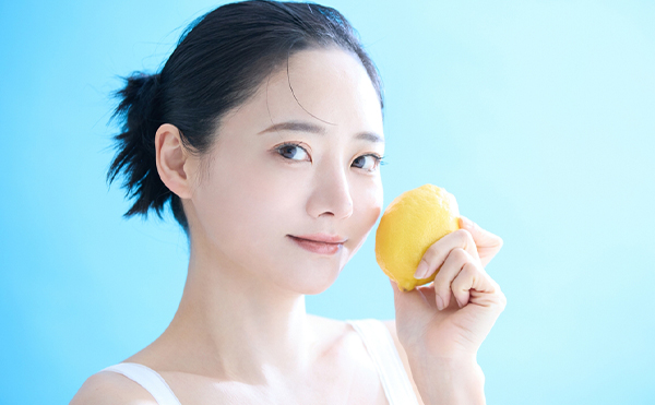 ビタミンCって本当に美容にいいの？肌への効果やスキンケアの選び方、使い方の注意点を解説
