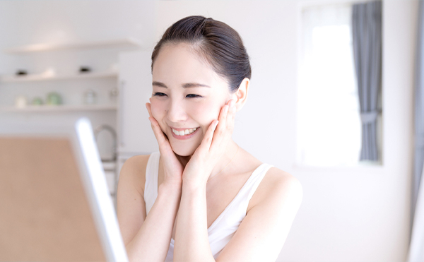 目もとから印象チェンジ！小顔効果も透明感も叶えるアイテム選び＆アイメイク術