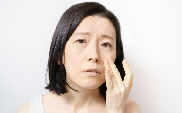 年齢サインに負けない!肌のシワをピンポイントでケアする美容法とは?