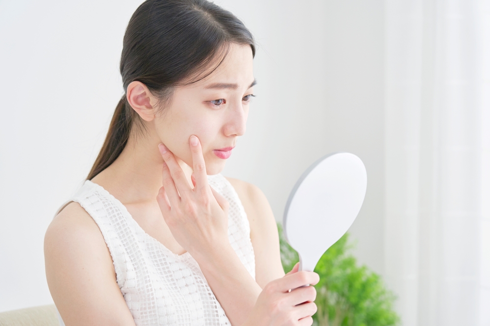 乾燥くすみとは？肌がくすんで見える原因と明るい印象へ導くスキンケアのコツ